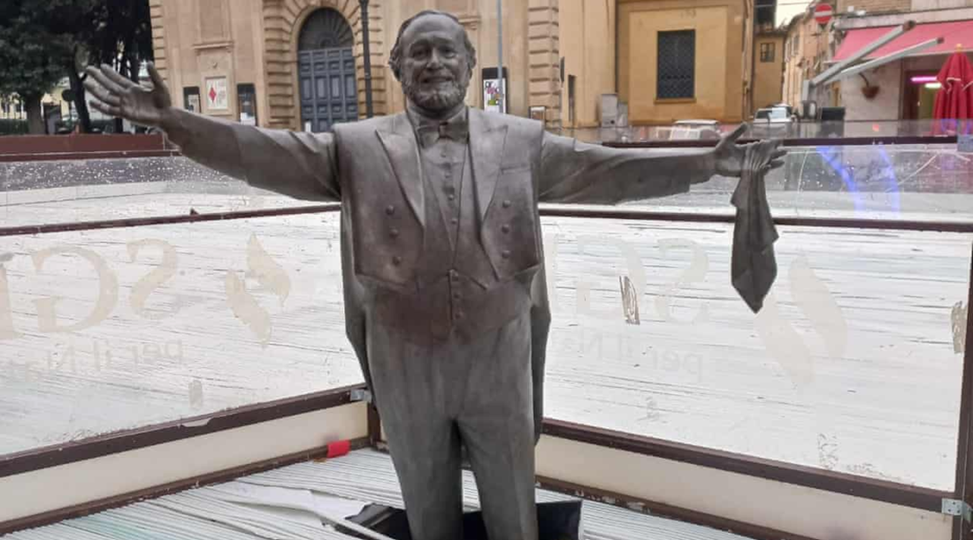 Christmas Ice Rink “Traps” Statue of Luciano Pavarotti